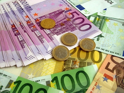 Geld - ElenaR - Fotolia.com